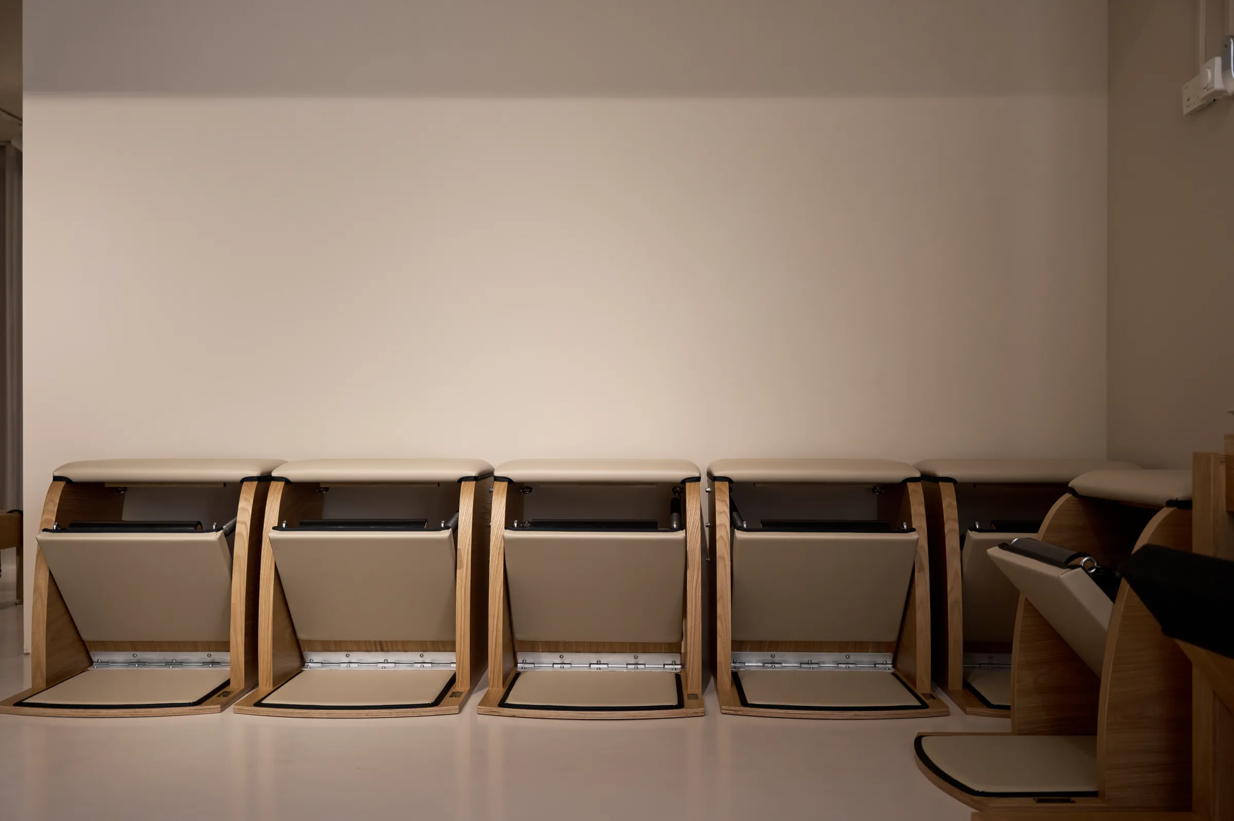 Een rij Wunda Chairs in de studio van HILLS