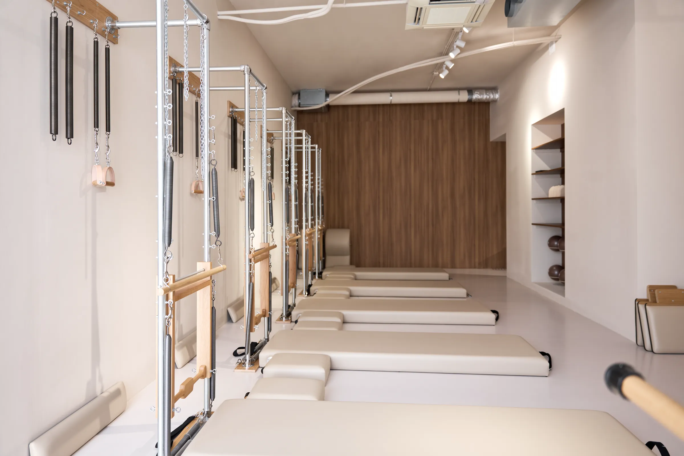 De studio van HILLS met Tower-frames en matten