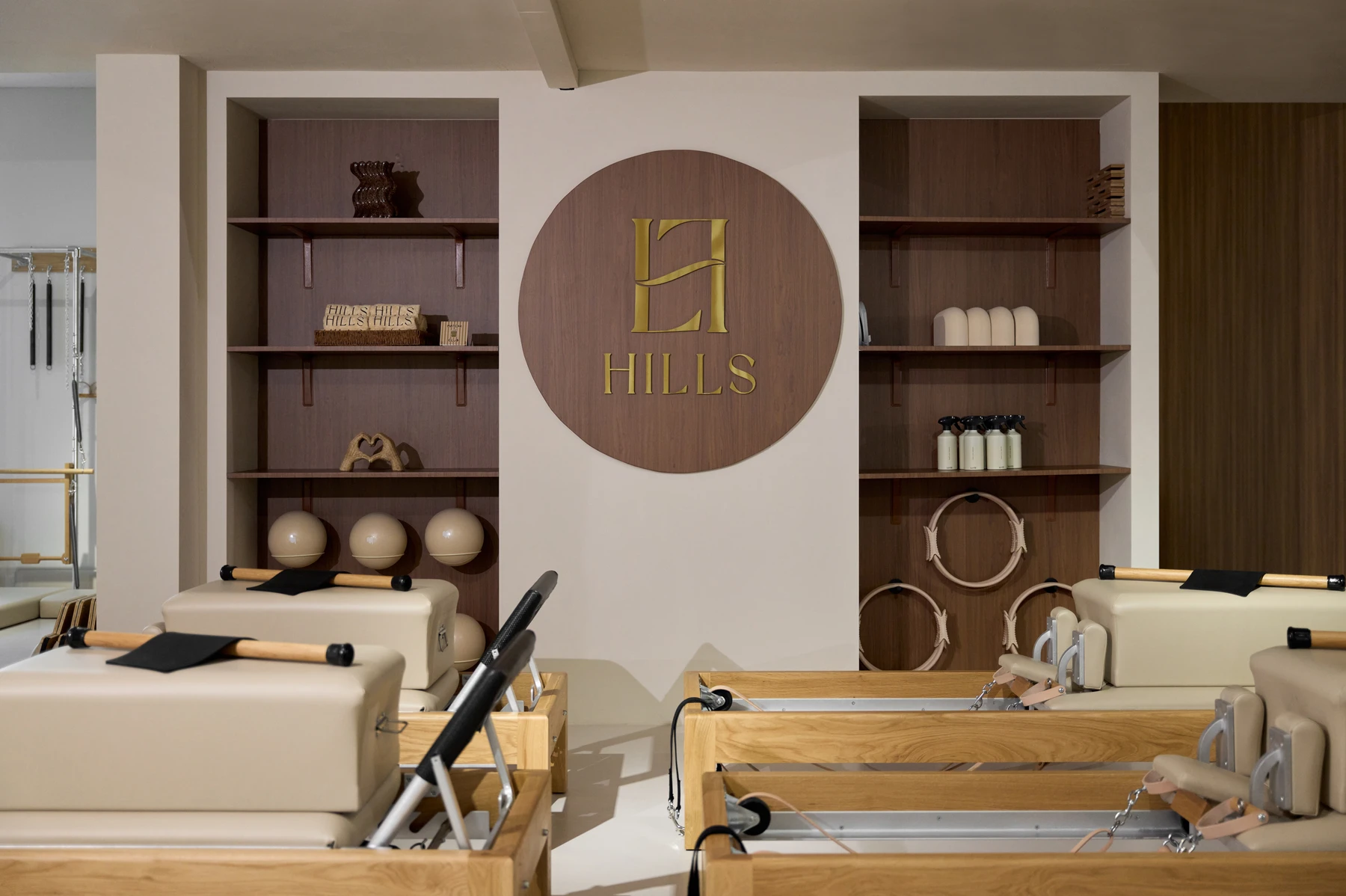 Reformer met box en stok bij HILLS Studio